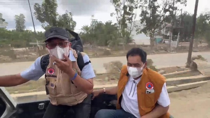 Numpang Pikap, Mualem Bawa Relawan Malaysia dan Obat-obatan ke Aceh Tamiang