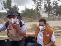 Numpang Pikap, Mualem Bawa Relawan Malaysia dan Obat-obatan ke Aceh Tamiang