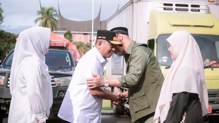 Kunjungi Padang, Gubernur Banten Serahkan Bantuan ke Gubernur Sumbar