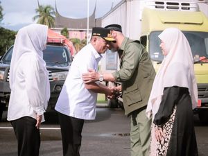 Kunjungi Padang, Gubernur Banten Serahkan Bantuan ke Gubernur Sumbar