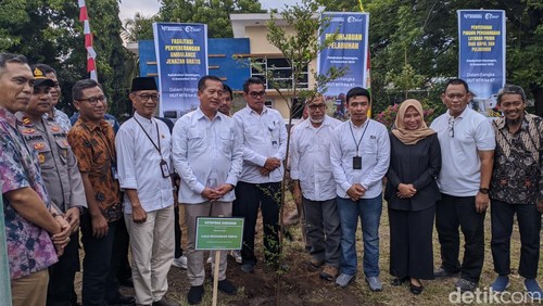Gubernur NTB Lalu Muhamad Iqbal didampingi Kepala Dishub NTB Ervan Anwar bersama jajaran direksi ASDP Kayangan, Lombok Timur, Jumat (12/12/2025).