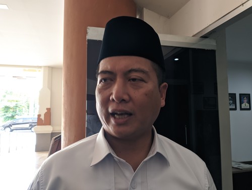 Gubernur NTB, Lalu Muhamad Iqbal, saat ditemui di depan ruangannya, Jumat (12/12/2025). (Ahmad Viqi/detikBali)