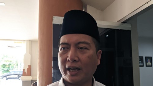 Gubernur NTB, Lalu Muhamad Iqbal, saat ditemui di depan ruangannya, Jumat (12/12/2025). (Ahmad Viqi/detikBali)