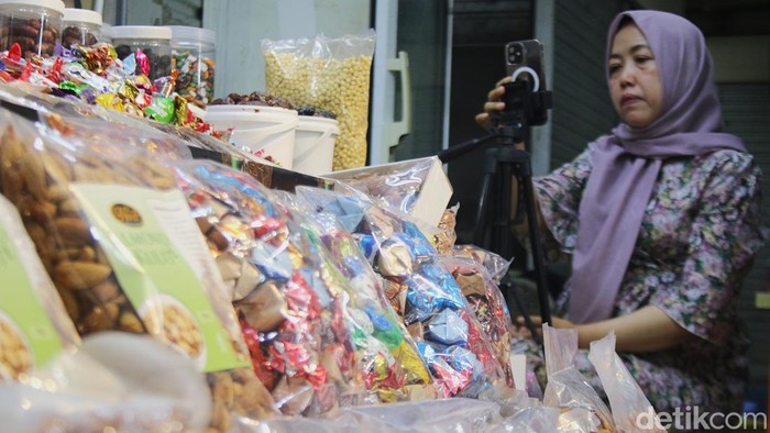 Karyawan toko melakukan siaran langsung penjualan produk dengan diskon melalui platform e-commerce saat Harbolnas 2025 di Thamrin City, Jakarta, Jumat (12/12/2025).