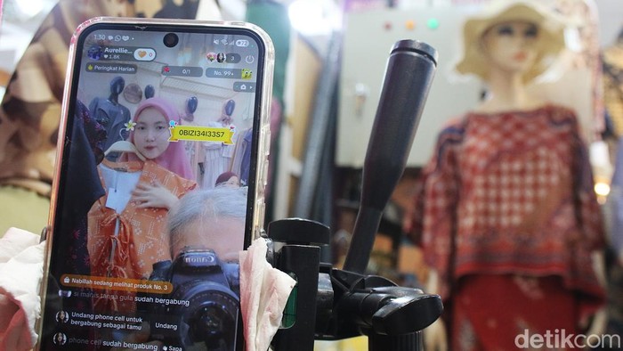 Karyawan toko melakukan siaran langsung penjualan produk dengan diskon melalui platform e-commerce saat Harbolnas 2025 di Thamrin City, Jakarta, Jumat (12/12/2025).