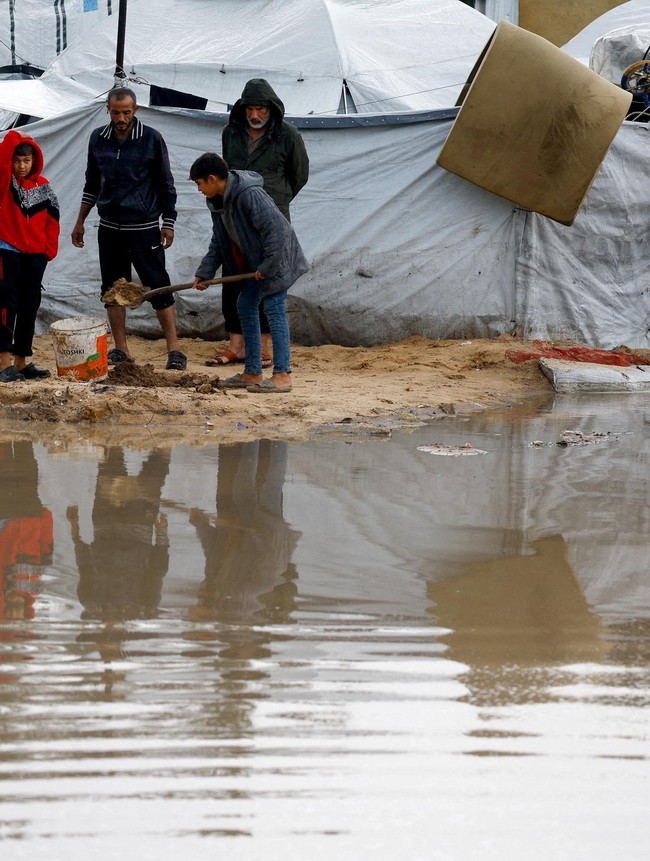 Banjir Perparah Krisis Pengungsi Palestina di Kamp Nuseirat