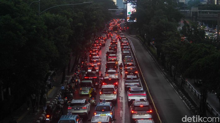Hujan yang mengguyur Jakarta pada Jumat sore (12/12/2025) akhirnya reda menjelang petang, tetapi kondisi lalu lintas di sejumlah titik belum kembali normal.