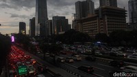 Deretan mobil bergerak sangat lambat dari arah Pancoran menuju Semanggi. 