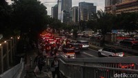 Di Jalan Gatot Subroto, antrean kendaraan masih terlihat mengular panjang hingga beberapa kilometer. 