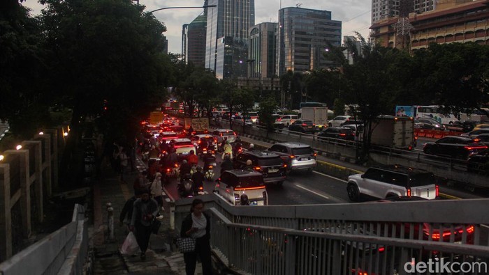 Hujan yang mengguyur Jakarta pada Jumat sore (12/12/2025) akhirnya reda menjelang petang, tetapi kondisi lalu lintas di sejumlah titik belum kembali normal.