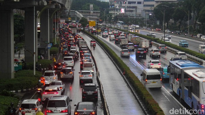 Hujan yang mengguyur Jakarta pada Jumat sore (12/12/2025) akhirnya reda menjelang petang, tetapi kondisi lalu lintas di sejumlah titik belum kembali normal.