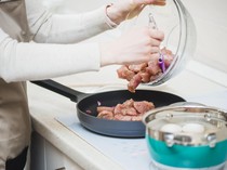 Air Rebusan Daging Sapi Pertama Kali Dibuang atau Tidak? Ini Aturan Terbaiknya!