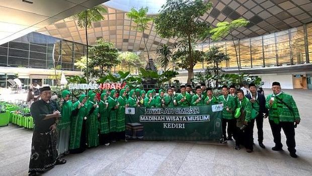 Jemaah umrah di Bandara Dhoho Kediri. Jemaah umrah di Bandara Dhoho Kediri.