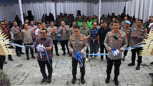 Kapolda Bali, Irjen Daniel Adityajaya, bersama Bupati Tabanan, I Komang Gede Sanjaya, dan Kapolres Tabanan, AKBP I Putu Bayu Pati, menggunting pita peresmian sejumlah fasilitas di Polres Tabanan, Jumat (12/12/2025). (Dok. Polda Bali)