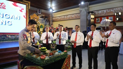Kapolda Bali, Irjen Daniel Adityajaya, memotong tumpeng dalam syukuran HUT Korps Reserse Polri di Gedung Presisi Polda Bali, Jumat (12/12/2025). (Dok. Polda Bali)