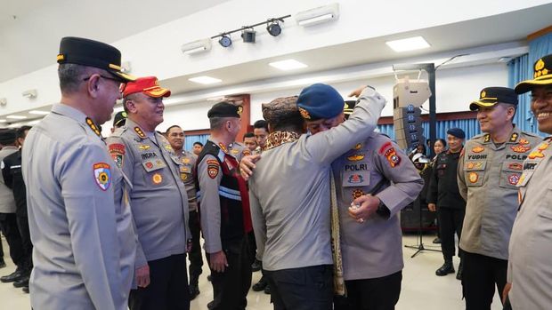 Kapolda Riau Irjen Pol Herry Heryawan menyambut kembali 308 personel usai menjalankan misi kemanusiaan di Agam, Sumatera Barat. Kapolda Riau Irjen Pol Herry Heryawan menyambut kembali 308 personel usai menjalankan misi kemanusiaan di Agam, Sumatera Barat, Jumat (12/12/2025).