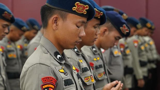 Kapolda Riau Irjen Pol Herry Heryawan menyambut kembali 308 personel usai menjalankan misi kemanusiaan di Agam, Sumatera Barat. Kapolda Riau Irjen Pol Herry Heryawan menyambut kembali 308 personel usai menjalankan misi kemanusiaan di Agam, Sumatera Barat, Jumat (12/12/2025).