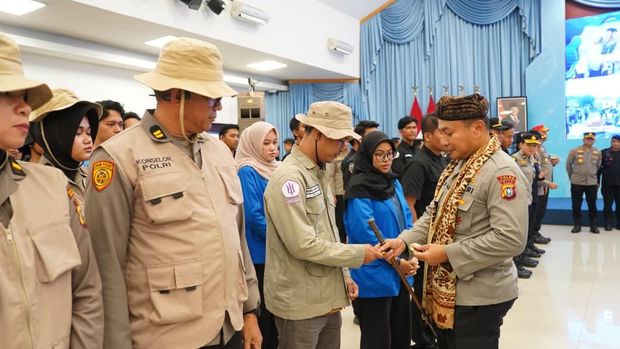 Kapolda Riau Irjen Pol Herry Heryawan menyambut kembali 308 personel usai menjalankan misi kemanusiaan di Agam, Sumatera Barat. Kapolda Riau Irjen Pol Herry Heryawan menyambut kembali 308 personel usai menjalankan misi kemanusiaan di Agam, Sumatera Barat, Jumat (12/12/2025).