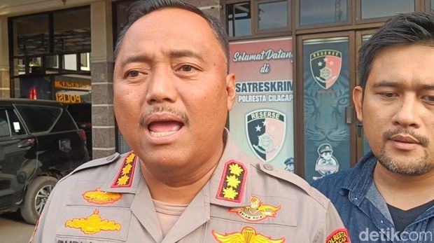 Kapolresta Cilacap, Kombes Budi Adhy Buono, memberikan keterangan kepada wartawan, Jumat (12/12/2025). Kapolresta Cilacap, Kombes Budi Adhy Buono, memberikan keterangan kepada wartawan, Jumat (12/12/2025).