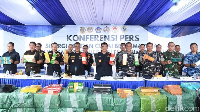 Tim gabungan sedang memburu pemilik maupun penerima dua kontainer rokok ilegal asal Kamboja yang diamankan di Kota Pontianak.