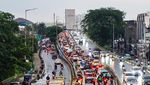 Kemacetan Memanjang di Jalan KH Abdullah Syafei Usai Hujan