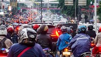 Volume lalu lintas tampak padat berwarna merah sehingga kendaraan hanya bisa bergerak perlahan. 