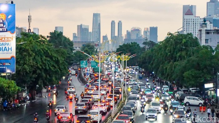 Arus lalu lintas di Jl. KH Abdullah Syafei, Bukit Duri, tersendat setelah hujan deras mengguyur kawasan Tebet pada Jumat (12/12/2025).