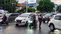 Kondisi ini membuat waktu tempuh para pengendara meningkat tajam pada jam sibuk.
