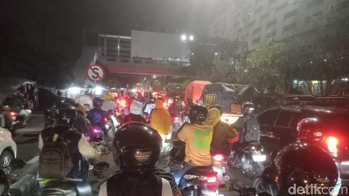 Ada Perbaikan Pelintasan KA, Lalu Lintas Jalan Stasiun Wonokromo Kacau