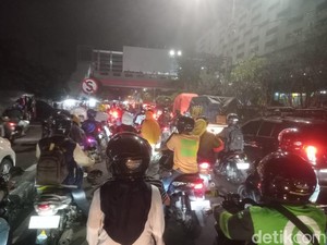 Ada Perbaikan Pelintasan KA, Lalu Lintas Jalan Stasiun Wonokromo Kacau