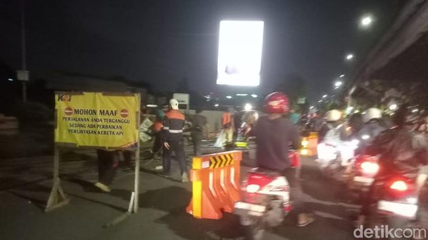 Kemacetan parah di Jalan Stasiun Wonokromo Penampakan kemacetan parah di Jalan Stasiun Wonokromo, Surabaya akibat perbaikan pelintasan KA di bawah flyover Mayangkara