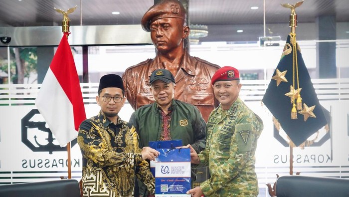 Menkop Dorong Kerja Sama Koperasi Baret Merah dengan KDKMP