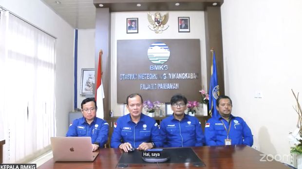 Kepala BMKG, Teuku Faisal Fathani saat menyampaikan keterangan dalam Konferensi Pers terkait Update Perkembangan Bibit Siklon 91S dan 93S dan Cuaca di Wilayah Indonesia. (Tangkapan Layar Youtube/Info BMKG)