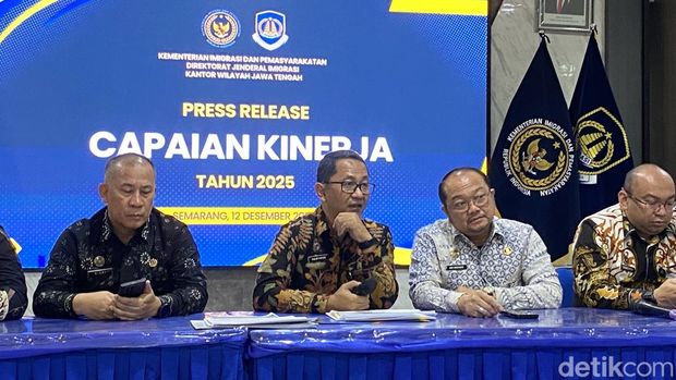 Kepala Kantor Wilayah Ditjen Imigrasi Jateng, Haryono Agus Setiawan di Kantor Imigrasi Jateng, Kecamatan Semarang Barat, Kota Semarang, Jumat (13/12/2025). Kepala Kantor Wilayah Ditjen Imigrasi Jateng, Haryono Agus Setiawan di Kantor Imigrasi Jateng, Kecamatan Semarang Barat, Kota Semarang, Jumat (13/12/2025).