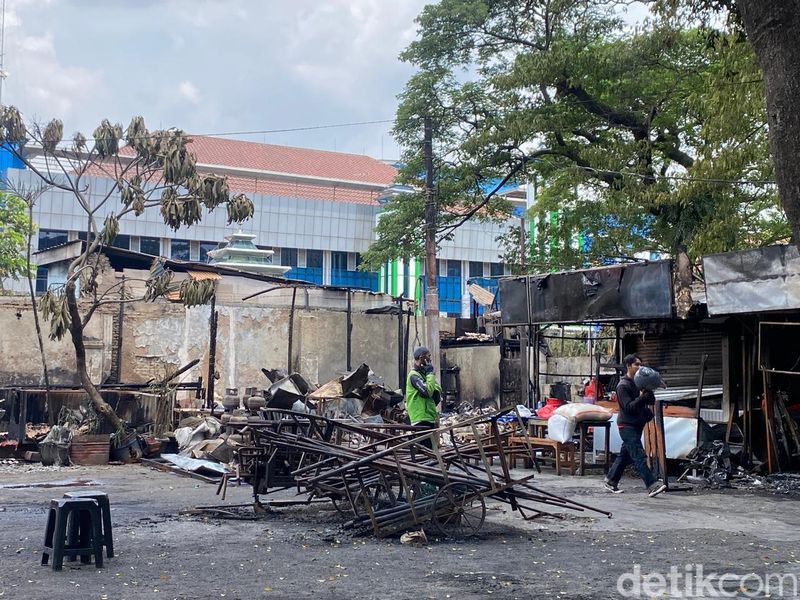 Kios dan Warung Tenda di TMP Kalibata Kios dan Warung Tenda di TMP Kalibata hangus terbakar imbas kerusuhan Mata Elang 'Matel'