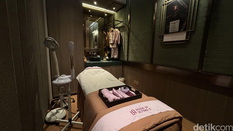Klinik House of ULTIMA II Suasana di dalam ruangan klinik House of ULTIMA II saat mencoba rangkaian Clear White Supreme Brightening Facial.