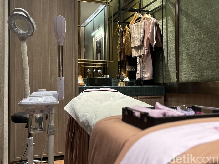 Suasana di dalam ruangan klinik House of ULTIMA II saat mencoba rangkaian Clear White Supreme Brightening Facial.