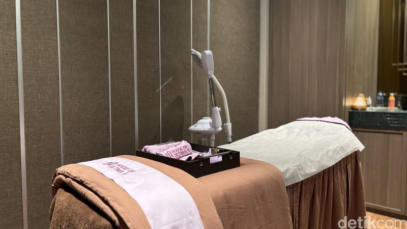 Klinik House of ULTIMA II Suasana di dalam ruangan klinik House of ULTIMA II saat mencoba rangkaian Clear White Supreme Brightening Facial.