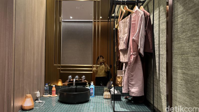 Klinik House of ULTIMA II Suasana di dalam ruangan klinik House of ULTIMA II saat mencoba rangkaian Clear White Supreme Brightening Facial.