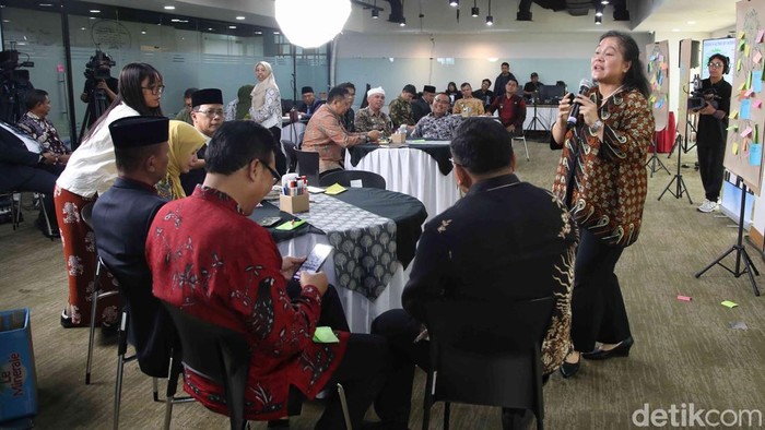 Sejumlah peserta dari Sekda dan Camat kawasan Jawa Barat mengikuti pelatihan Forum Sekretariat Daerah Seluruh Indonesia saat acara NGO Summit, Jakarta, Jumat (12/12/2025).
