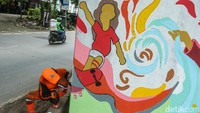 Kegiatan ini sekaligus mencetak rekor MURI sebagai mural kolong tol terpanjang di Indonesia.  