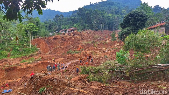 Upaya Bupati Dadang Tangani Warga Terdampak Longsor Arjasari Bandung