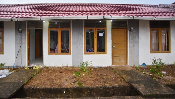 Korban banjir bandang di Batang Kabung, Syafriati membersihkan ruangan saat mulai menempati rumah khusus (rusus) di Lubuk Buaya, Padang, Sumatera Barat, Kamis (11/12/2025). Sebagian korban banjir bandang mulai menempati rumah khusus yang disediakan Pemkot Padang yaitu sebanyak 80 unit rumah sebagai hunian sementara dan sudah terisi alat-alat serta perlengkapan rumah.  ANTARA FOTO/Iggoy el Fitra/nym.