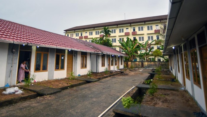 Korban banjir bandang di Batang Kabung, Syafriati membersihkan ruangan saat mulai menempati rumah khusus (rusus) di Lubuk Buaya, Padang, Sumatera Barat, Kamis (11/12/2025). Sebagian korban banjir bandang mulai menempati rumah khusus yang disediakan Pemkot Padang yaitu sebanyak 80 unit rumah sebagai hunian sementara dan sudah terisi alat-alat serta perlengkapan rumah.  ANTARA FOTO/Iggoy el Fitra/nym.