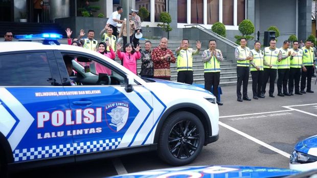 Korlantas Polri mengerahkan personel, mobil patroli hingga sembako untuk membantu percepatan penanganan di area banjir bandang di Pulau Sumatera. (dok Korlantas)