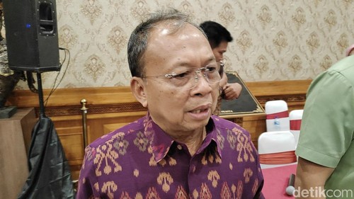 Gubernur Bali Wayan Koster di Puspem Badung, Jumat (12/12/2025). (Agus Eka/detikBali)
