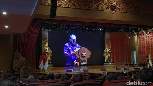 Gubernur Bali, Wayan Koster, di Balai Budaya Puspem Badung, Jumat (12/12/2025). (Agus Eka/detikBali)