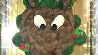 Kue Natal yang satu ini berusaha meniru rusa untuk Santa Claus yang ikonik. Namun penyajiannya justru bikin siapapun yang melihatnya geleng kepala. Foto: Cake Wrecks.com/