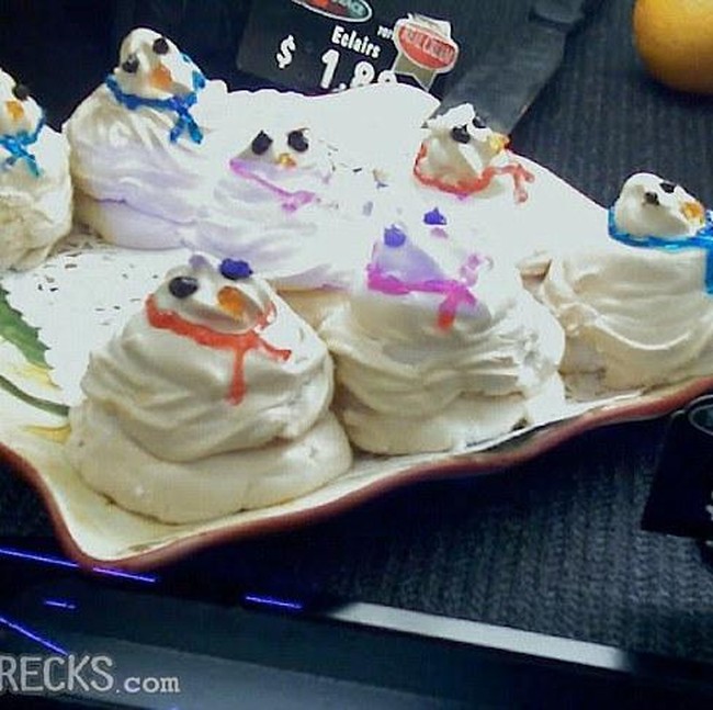 Duh! 9 Kue Natal Ini Berkonsep Ugly Cake yang Bikin Geleng Kepala