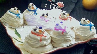 Duh! 9 Kue Natal Ini Berkonsep 'Ugly Cake' yang Bikin Geleng Kepala